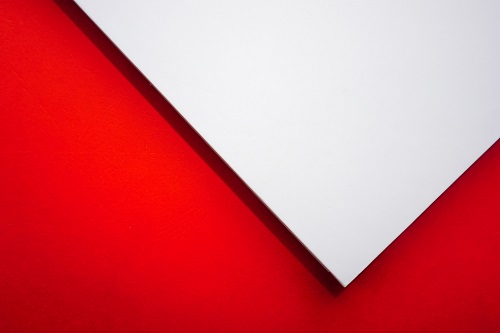 Forme de lettre V en rouge et blanc