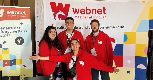 Photo de notre équipe devant le stand de Webnet au Symfony Live Paris