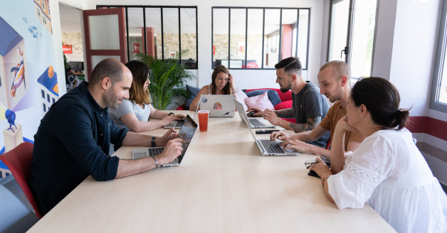 Personnes en salle de réunion