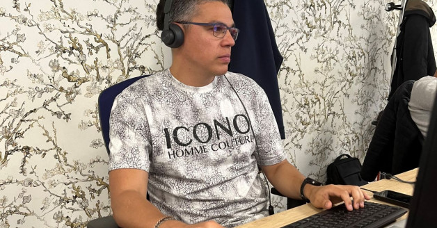 Photo d'André devant son PC