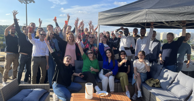 Photo de groupe des équipes du groupe Webnet prise dans les locaux de Sèvres