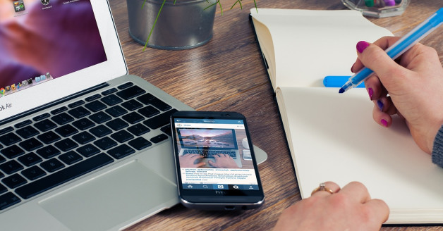 Photo d'un ordinateur avec un portable